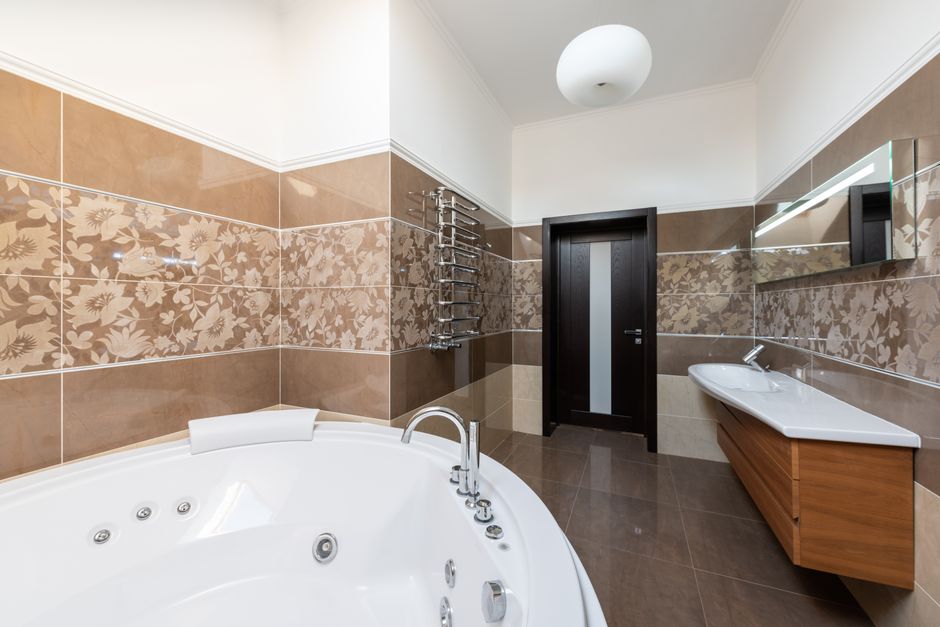 Étagères en bois au-dessus de lavabo élégant. Étagères en bois au-dessus de lavabo élégant.