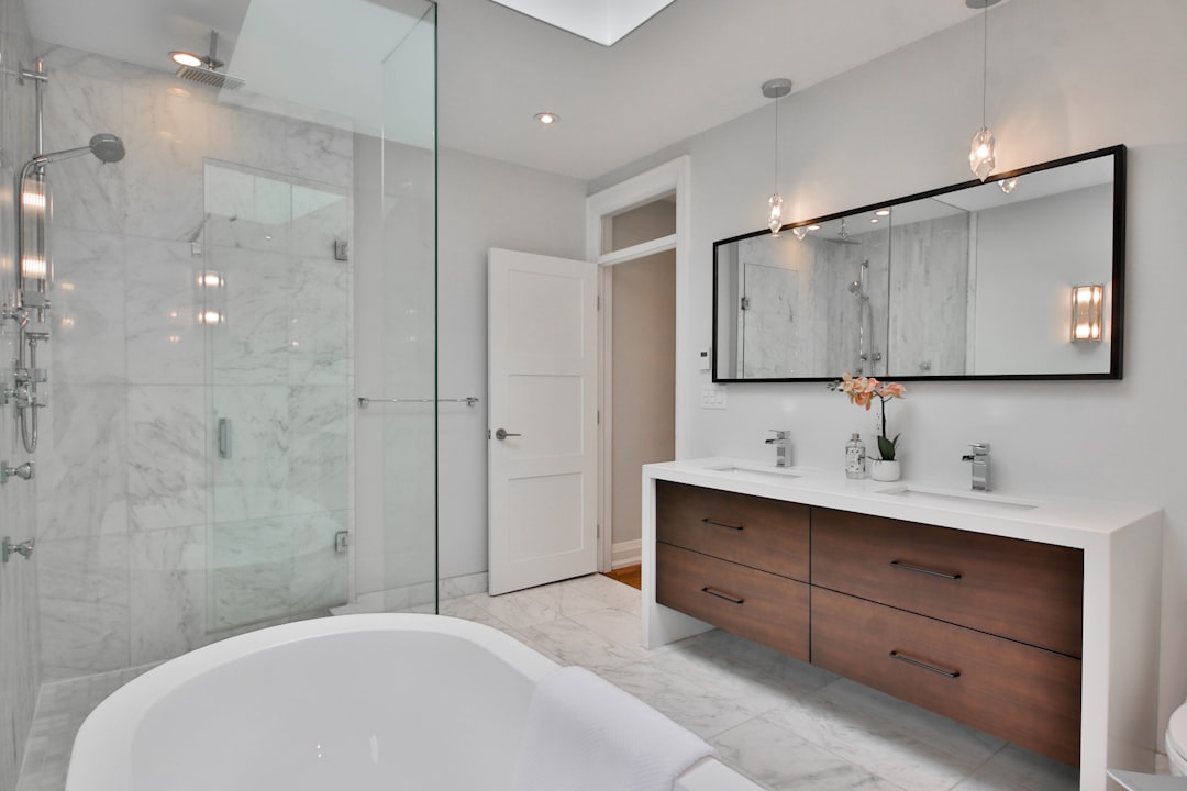 Baignoire blanche moderne dans salle de bain aménagée. Baignoire blanche moderne dans salle de bain aménagée.