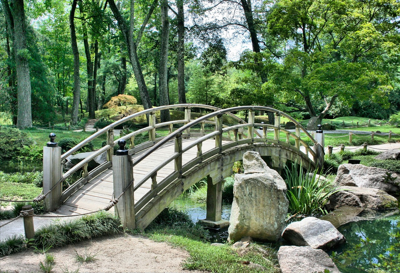 Salon de jardin moderne entouré de verdure.