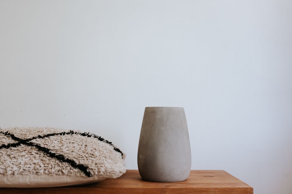 Chambre minimaliste japandi, tons neutres apaisants.