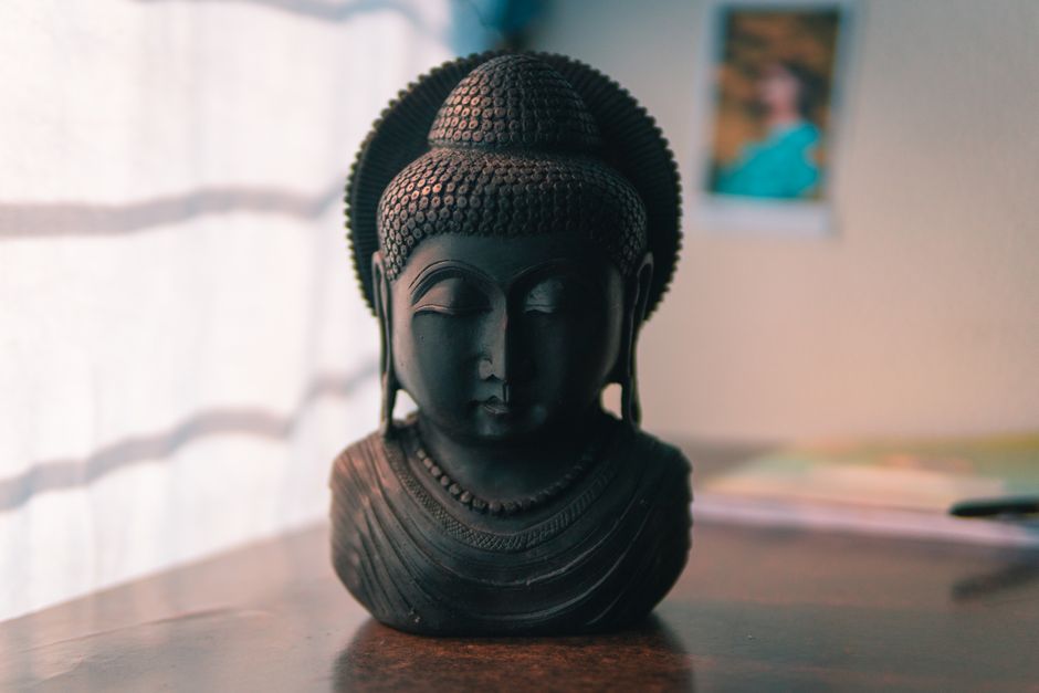 Inspirez votre espace avec du papier peint bouddha élégamment spirituel